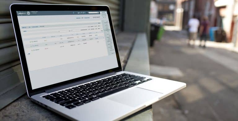 מחשב נייד מציג מערכת ניהול של מכירות